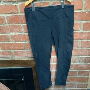 Black Lululemon Sleet Sprinter Tights cropped pants